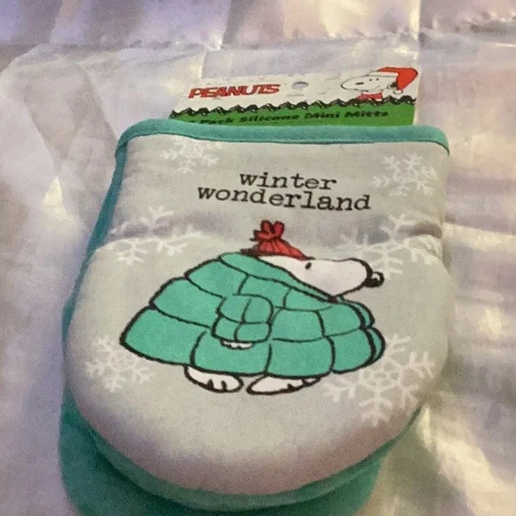 NWT “ Peanuts “ 2 Pack Silicone Mini Mitts Makes Great Gift - Picture 6 of 6